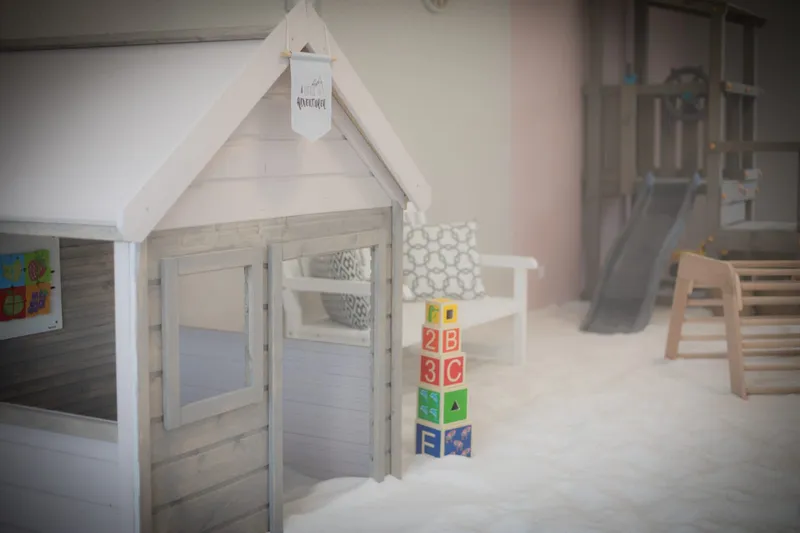 Spielhaus mit Rutsche im Salzraum der Salty Lounge